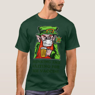 Trinken und gewartet für den Impfstoff Leprechaun T-Shirt