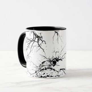 Trinken von Tasse mit Birkenwaldgipfeln