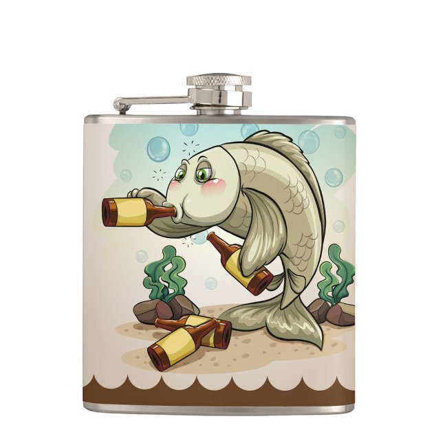 Trinken wie ein Fisch Flachmann (A cartoonish, light-colored fish with green eyes and rosy cheeks is drinking from a brown bottle.)