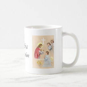 Trinkende Tasse der ersten Kommunion des Mädchens