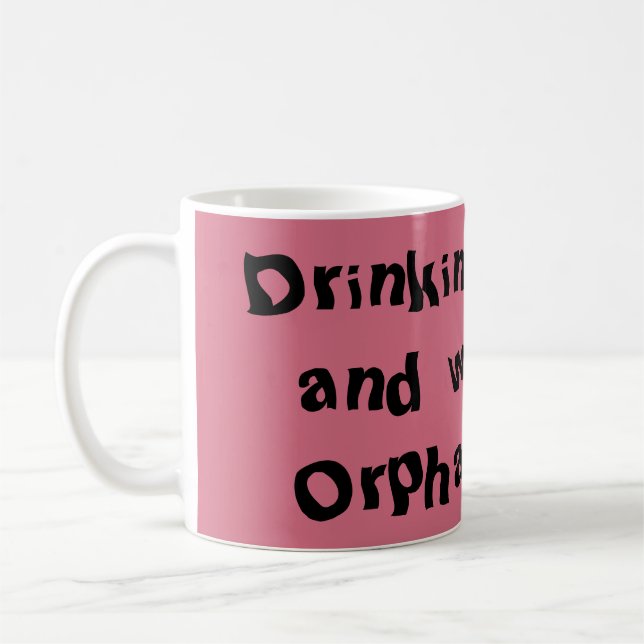 trinkender Kaffee und aufpassender verwaister Kaffeetasse (Links)