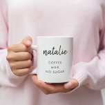 Trinkpräferenz | Moderner Name Minimalistisch Stil Kaffeetasse<br><div class="desc">Einfache,  stilvolle Tasse,  die leicht mit Ihrem Namen personalisiert werden kann ( Tee / Kaffee / Milch / Zucker / Kekse ). Die perfekte Tasse,  um Ihre Kollegen oder Liebsten lassen,  vergessen Sie nie Ihre Getränkebestellung!</div>