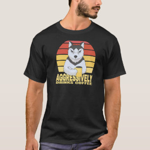 Trinkt aggressiv Kaffeegetränk Husky-Wolfhund T-Shirt