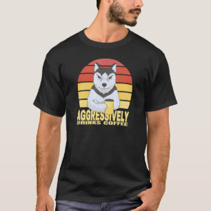 Trinkt aggressiv Kaffeegetränk Husky-Wolfhund T-Shirt