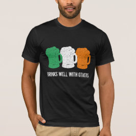 Trinkt gut mit anderen irischen Bierfässern T-Shirt
