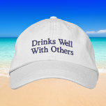 Trinkt Gut Mit Anderen Lustiger Preppy Wein Baseba Bestickte Baseballkappe<br><div class="desc">Verleihen Sie Ihrem Outfit mit dieser bestickten Baseballkappe mit dem Aufdruck „Trinkt gut mit anderen“ eine spielerische und stilvolle Note. Mit klassischer navyblauer Stickerei auf einer knackig weißen Kappe ist dieses präppige und humorvolle Design perfekt für Weinliebhaber,  die gerne eine gute Zeit mit Freunden verbringen.</div>