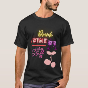 Trinkwein macht die Kleidung aktiv T-Shirt