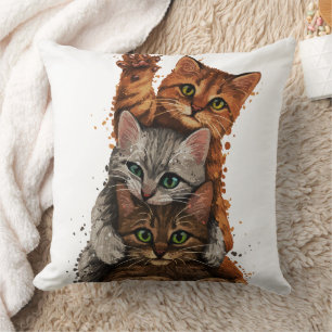 Trio bei Whimsical Cats: Spielerische Stapel Kissen