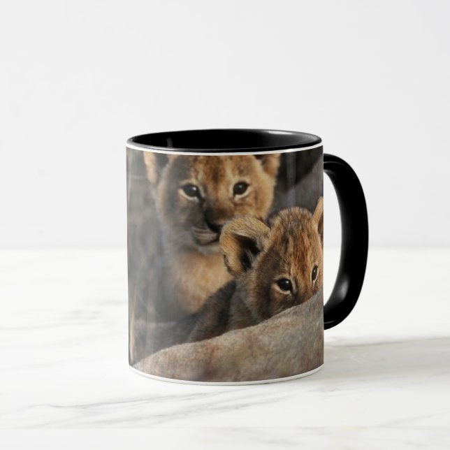 Trio von Lion Cubs mit Mutter Tasse (VorderseiteRechts)