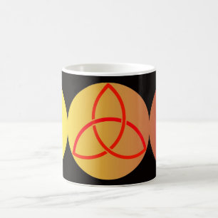 Triple Moon mit Triquetra auf schwarzem Hintergrun Verwandlungstasse