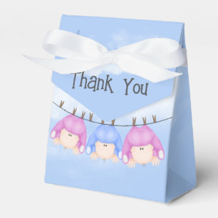 Triplets, die an der Wäscheleine hängen Geschenkschachtel