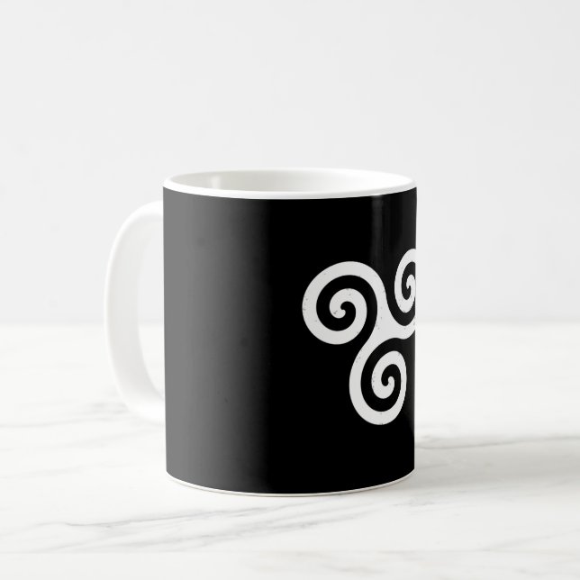 TRISKELION TRIPLE CELTIC SPIRAL KAFFEETASSE (Vorderseite Links)