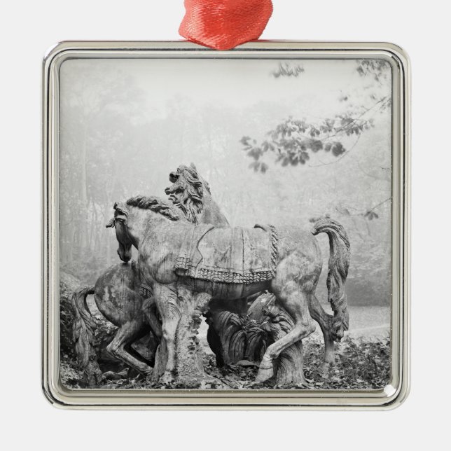 Triton, die zwei Pferde der Sonne pflegen Silbernes Ornament (Vorne)