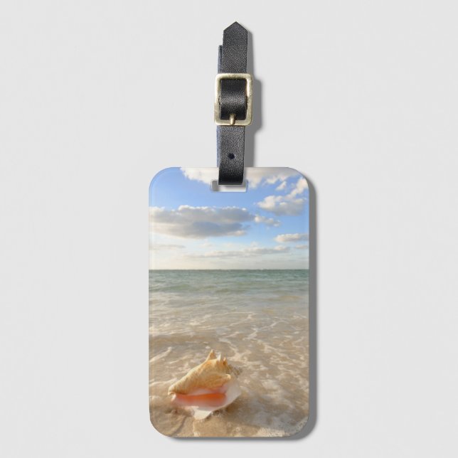 Tritonshorn-Muschel im Sand auf tropischem Strand Gepäckanhänger (Vorderseite Vertikal)