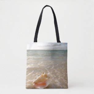 Tritonshorn-Muschel im Sand auf tropischem Strand Tasche