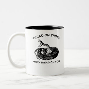 Tritt auf die, die dich betreten zweifarbige tasse