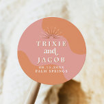 TRIXIE Retro 70er Jahre Groovy Pink und Orange Wed Runder Aufkleber<br><div class="desc">Der Aufkleber der Gastgeschenk Hochzeit ist mit lustigen orangefarbenen Wirbel,  einem hellrosa Hintergrund und Retro-Schriftart und Sonnenbrille ausgestattet. Editieren Sie alle Farben einfach,  um Ihren Anforderungen gerecht zu werden. Dieses Begrüßungszeichen ist perfekt für Ihre lustige 70er Jahre Themenveranstaltung.</div>