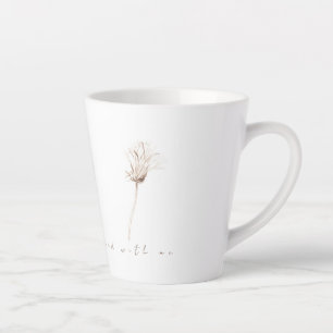 Trockene Lüsternfarbe zeichnend latte Tasse