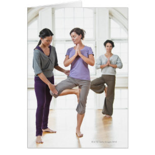 Trois femmes pratiquant le yoga