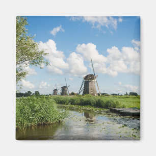 Trois moulins à vent et un aimant de canal