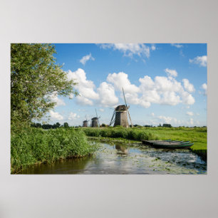 Trois moulins à vent et une affiche de canal