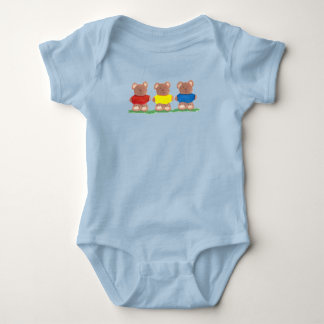 Trois ours en peluche en t-shirts