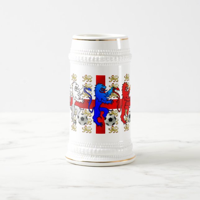Trois tasses de joueurs de football de lions et de (Centre)
