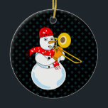 Trombone Snowman Keramik Ornament<br><div class="desc">Ein Snowman-Posaunspieler mit einem Musiknote-Schal ist ein lustiges Wintergeschenk-Design für Posaunisten,  Musiklehrer und Schüler in Konzerten,  Jazz und Marching-Band.</div>