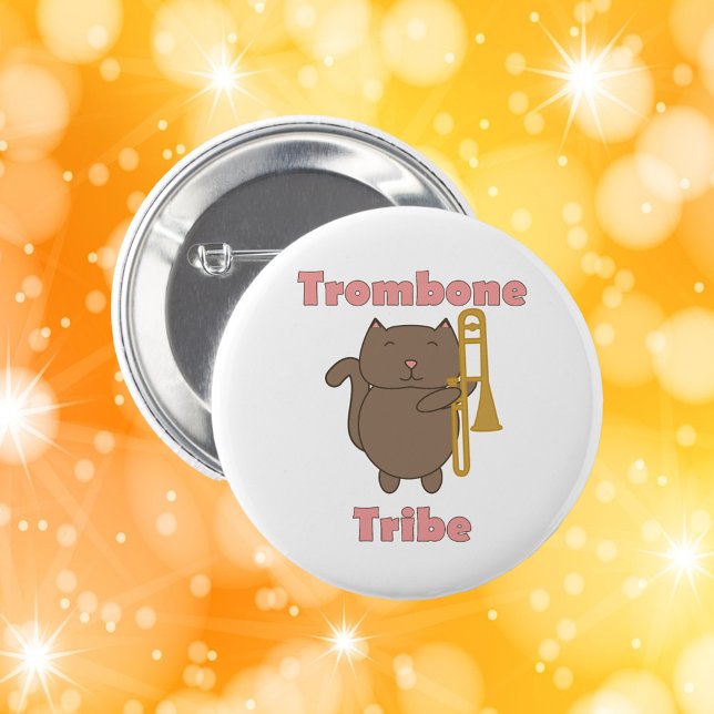 Trombone Tribe Braune Katze Rosa Buchstaben Button (A pin with a cute cat holding a trombone and the words trombone tribe in pink letters.)