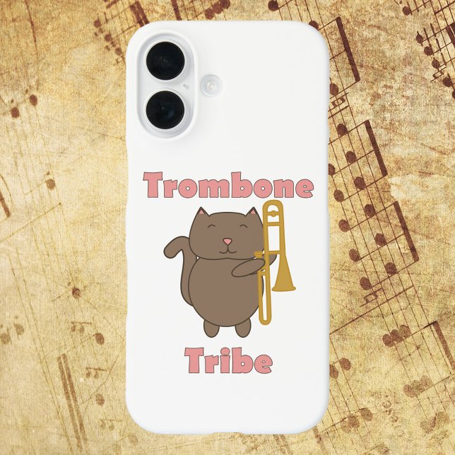 Trombone Tribe Süße Katze Musikerin Rosa iPhone 16 Hülle (A phone case with a cute kitty cat holding a trombone with the words trombone tribe.)