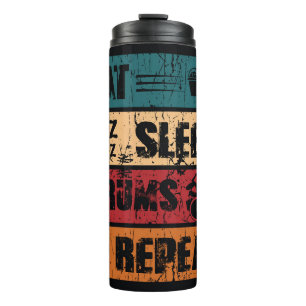 Trommeln mit Leidenschaft: T-Shirt-Design-Illustra Thermosbecher