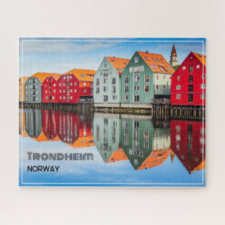 Trondheim Norwegen Fjord Rot und Grüne Zuhause Ger