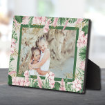 Tropenfarbenes Foto an der Binnengrenze Fotoplatte<br><div class="desc">Tabletop-Plakette mit eingebautem Aasel zeigt Ihr Lieblings-Foto mit wunderschönen tropischen Blume und Grün auf JEDEM FARBHINTERGRUND. Ändern Sie das Datum auf das aktuelle Jahr oder Sie können es löschen oder weitere Informationen hinzufügen. Gut als Geschenk oder um Ihr Lieblings-Foto in Ihrer eigenen Zuhause zu zeigen. Ihre Bildfarben werden direkt auf...</div>