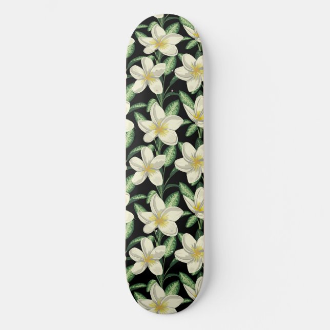 Tropennahtlose, weiße Blume, grünes Blatt Skateboard (Vorderseite)