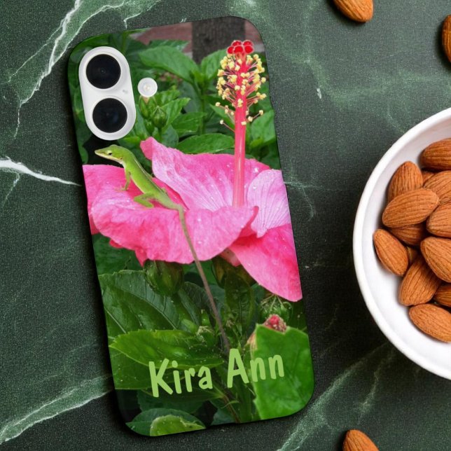 Tropenrosa Hibiskus Blume Anole Lizard Foto iPhone 16 Plus Hülle (Template text phone case back)