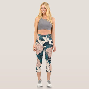 Tropenrosa Hibiskus, dunkler Hintergrund Capri Leggings