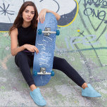 Tropfblauer Glitzer Personalisiert Skateboard<br><div class="desc">Maßgeschneidertes Skateboard mit blauen Imitaten Glitzer tropfen vor einem blauen Imitat metallische Folie Hintergrund. Personalisieren Sie mit Ihrem Namen in einem stilvollen,  weißen Skript mit Swashes.</div>