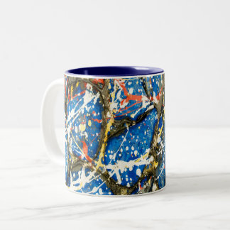 Tropfen, der zwei Ton-Kaffee-Tasse abstrakt malt Zweifarbige Tasse