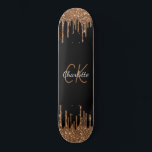 Tropfen für Schwarzes Gold, elegant Skateboard<br><div class="desc">Ein klassischer schwarzer Hintergrund mit Imitaten dunkelvergoldeten Glitzer-Tropfen,  Farbe tropfend aussehen. Personalisieren und fügen Sie einen Namen und Monogramm-Initialen hinzu. Der Name ist mit einem modernen handgeschriebenen Stilskript geschrieben. Weiße und goldene Buchstaben.</div>