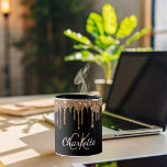 Tropfen für Schwarzes Gold, elegant Tasse<br><div class="desc">Ein klassischer schwarzer Hintergrund mit Imitaten goldenen Glitzer Tropfen,  Farbe tropfend aussehen. Personalisieren und fügen Sie einen Namen und Monogramm-Initialen hinzu. Der Name ist mit einem modernen handgeschriebenen Stilskript geschrieben. Weiße und goldene Buchstaben.</div>