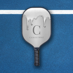 Tropfen mit flüssigem Chrome Silver Metal Monogram Pickleball Schläger