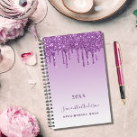 Tropfen mit lila Glitzer, violett Monogramm, Name  Planer<br><div class="desc">Ein lila,  violetter Farbverlauf mit tiefen lila Glitzer-Tropfen,  Maltropfbild. Personalisieren und fügen Sie ein Jahr (jedes Jahr) einen Namen und einen Titel ein. Der Name ist lila mit einem modernen,  handgeschriebenen Stil geschrieben. Ideal für Geschäftsleute,  Schulen,  Tagebuch,  Arbeiter oder die Organisation Ihres persönlichen/familiären Lebens.</div>