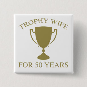 Trophäe Ehefrau 50 Jahre Button