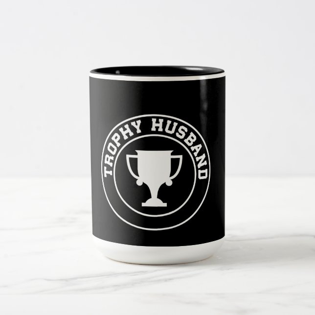 Trophäe-Ehemann Zweifarbige Tasse (Mittel)