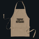 Trophy Husband | Lustvolle Schürze für Männer<br><div class="desc">Trophy Husband | Lustige Schürze für Männer. Niedliche Hochzeitsgeschenkidee für Bräutigam / frische Weds. Erstelle auch eine für die Ehefrau. Ehe Spaß. Humorvolle GRILLEN Schürze in beige weiß und gelb.</div>