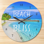 Tropical Beach Bliss Große Wanduhr<br><div class="desc">Für diejenigen, die von Stränden träumen! Lassen Sie sich an Ihren Traum erinnern! Diese Uhr ist mit einer schönen Szene am Strand und den Worten Beach Bliss dekoriert. Passen Sie es mit Ihren eigenen Worten an und fotografieren Sie, wenn Sie möchten.</div>