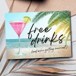 Tropical Beach Funny Hochzeit in Urlaubsort Save The Date<br><div class="desc">Geben Sie Ihren Gästen einen Hinweis auf den Spaß,  mit diesen lustigen "Gratis-Drinks (und wir heiraten) Strand Hochzeit zu kommen,  speichern Sie die Daten! Dieses spielerische Design ist perfekt für das lustige Paar,  das nicht warten kann,  um mit Familie und Freunden bei ihrer tropischen Hochzeit am Strand zu feiern.</div>