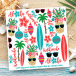 Tropical Beach Hawaiian Ananas Mele Kalikimaka Feiertagskarte<br><div class="desc">Die Weihnachtskarte des tropischen Strandthemas umfasst Surfbretter,  Palmen mit Lichtern,  dekorierte Ananas,  Hibiskus-Blume,  Sonnenbrillen,  Ornamente und die hawaiianischen Grüße "Mele Kalikimaka" und "Aloha". Ideal für Strand-,  Küsten-,  Insel- und Surfthemen. Original-Kunstwerk KL Stock.</div>
