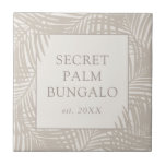 Tropical Beach House Taupe Palm Muster Fliese<br><div class="desc">Moderne,  beige und taupe Palmenblattfliesen mit individuellem Strandhausnamen und -est. ein idealer Termin für einen Urlaub Zuhause,  oder um ein Zimmer mit tropischem Thema zu dekorieren. Das Muster der Palmfronten ist leicht abstrakt und zufällig,  aber dennoch recht symmetrisch,  um einen sauberen und minimalen Look zu erhalten.</div>