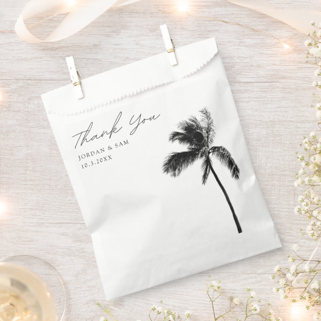 Tropical Beach Wedding Palm Tree Black & White Geschenktütchen (Ausgeschnitten)